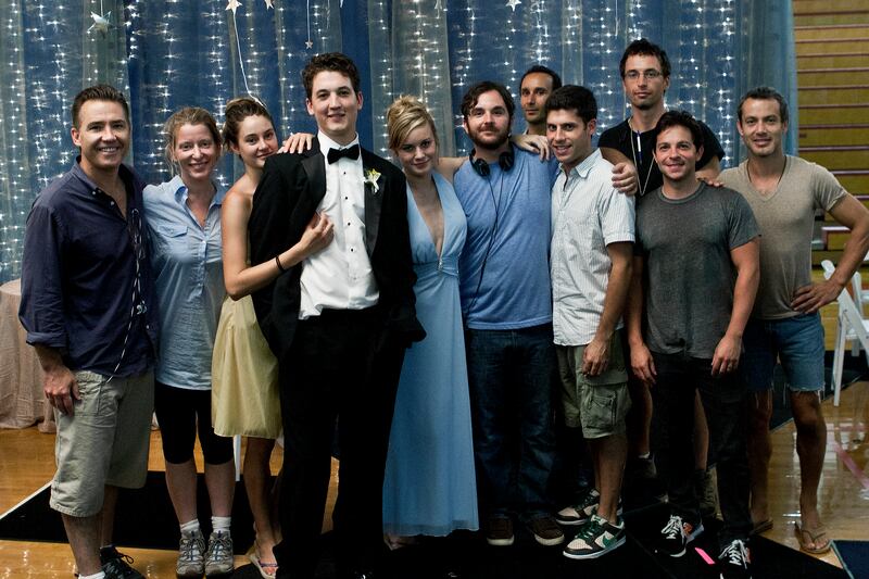 articles/2013/08/08/exclusive-a-photo-essay-on-the-making-of-the-spectacular-now/130807-specatular-now-cast-stern-tease_gioj7l