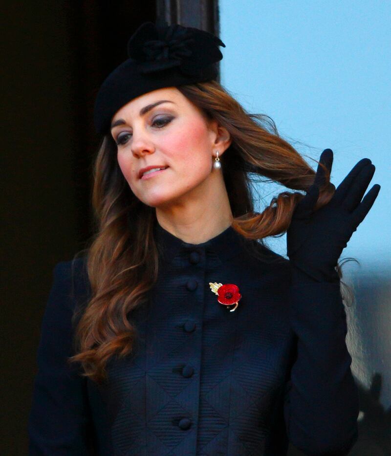 articles/2013/11/11/kate-caught-smiling-and-twirling-her-hair-at-sombre-veteran-s-ceremony/kate-ringlets_smomd0