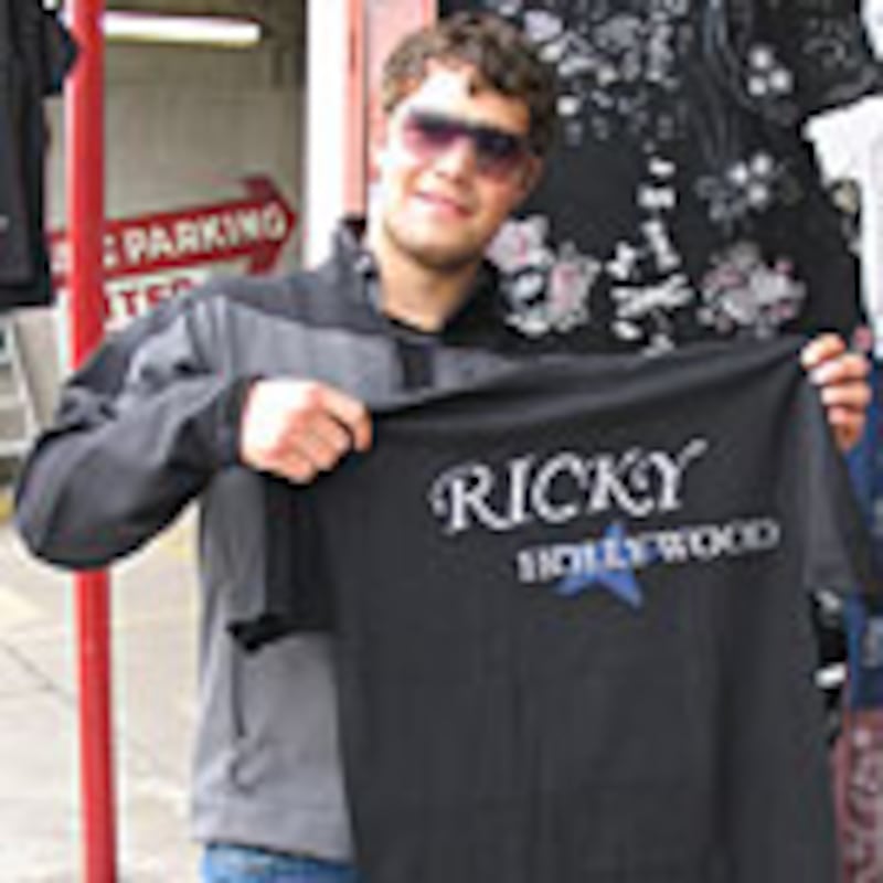 articles/2009/12/30/the-hottest-galleries-of-2009/espinosa-shopping-w-levi_32372_gdevwu