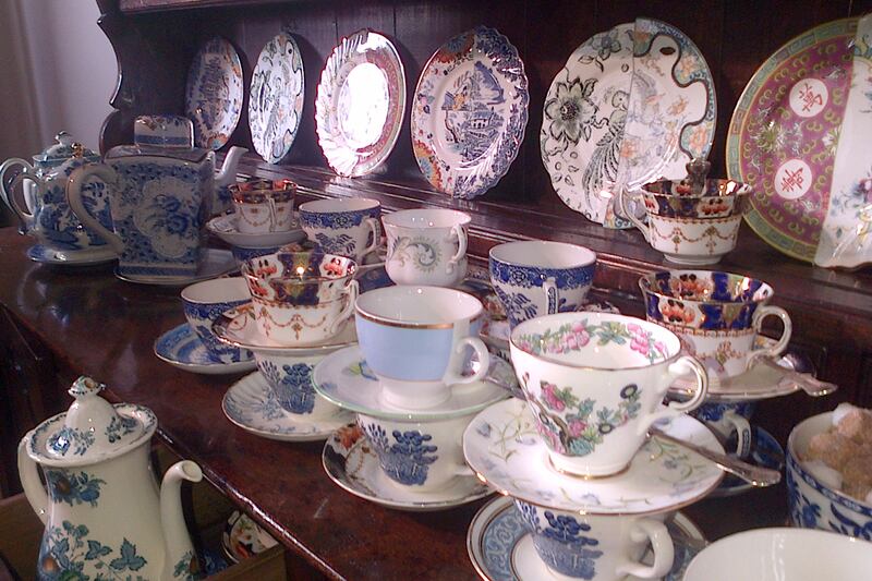 articles/2013/02/15/london-fashion-week-kicks-off/tea-cups_cgnfbv