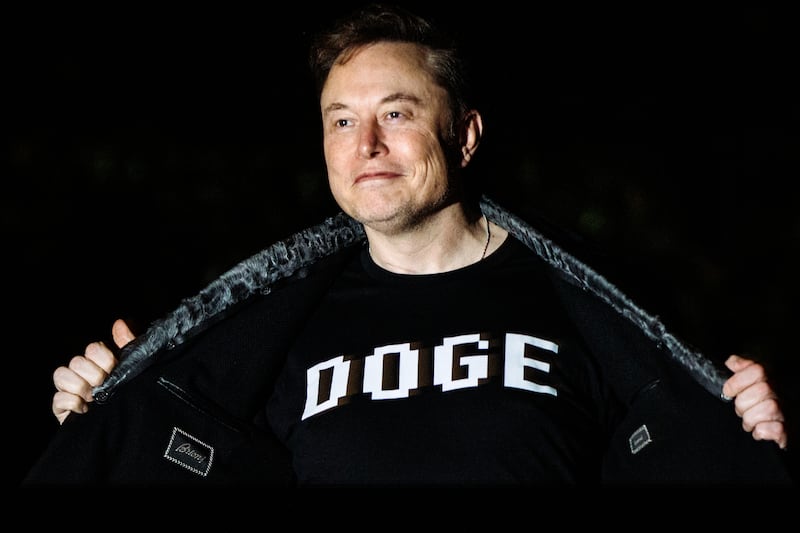 Elon Musk walks to the White House.