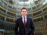 articles/2015/10/02/why-bloomberg-s-top-editor-quit-and-why-it-shows-mike-bloomberg-is-back-in-charge/151001-grove-bloomberg-tease_sstibc