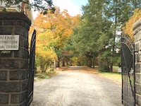 articles/2015/11/01/where-quakers-and-muslims-lie-together-for-eternity/151031-kreahling-quaker-burial-grounds-tease_o3cz3t
