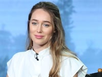 articles/2016/03/31/alycia-debnam-carey-on-leaving-lexa-and-the-100-for-fear-the-walking-dead/160330-Alycia-Debnam-Carey-tease_dlxaxt