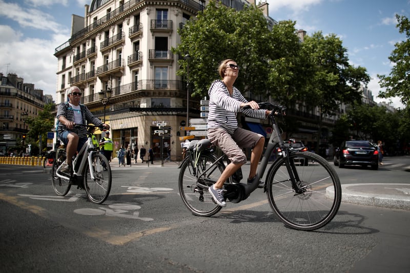 2020-06-14T000000Z_1086943595_RC249H9MFH3J_RTRMADP_3_HEALTH-CORONAVIRUS-PARIS-E-BIKES_dxia8z