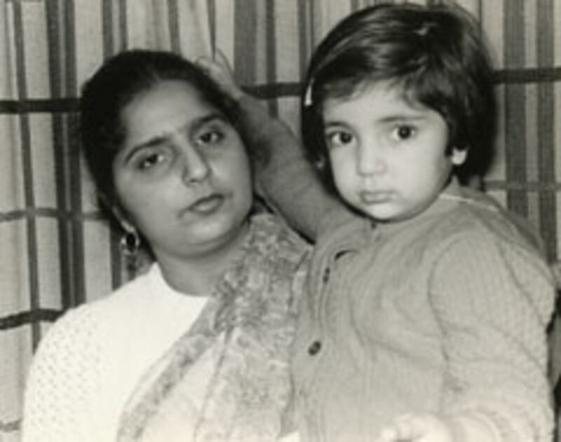 articles/2010/05/07/my-mothers-last-sari/sikka-sari-mother-1_luebph