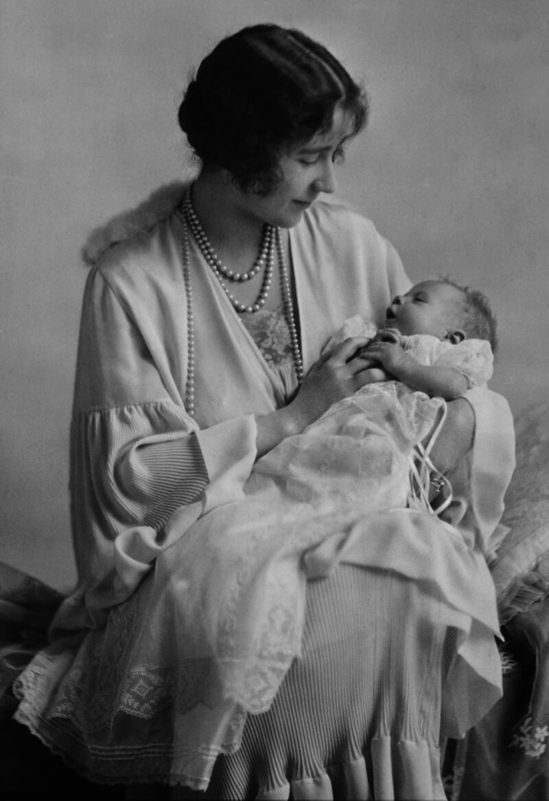 galleries/2012/12/03/pregnant-royals-from-the-queen-to-fergie-photos/queen-mother-pregnant-royals_mlolft