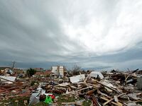 articles/2013/05/22/don-t-be-a-tragedy-troll/130521-social-media-guide-disasters-dubois-tease_by3ris