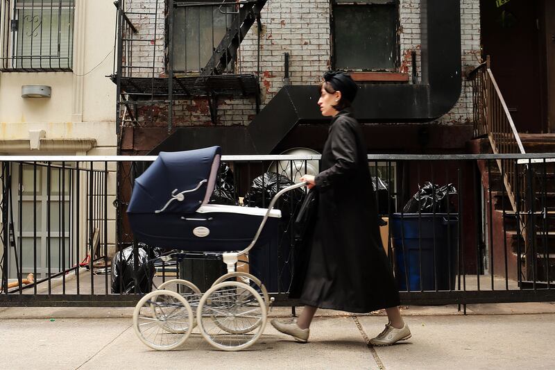 articles/2013/06/13/a-maddening-case-of-the-measles-in-orthodox-jewish-brooklyn/130613-measles-brooklyn-sepkowitz-tease_bnqlzp