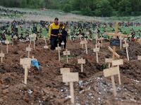 2022-05-23T065521Z_1342564964_RC29CU9GYC0E_RTRMADP_3_UKRAINE-CRISIS-MARIUPOL_xapnmi