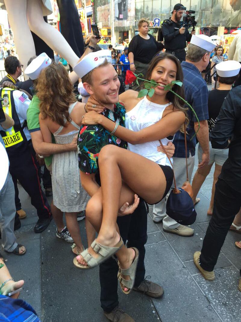 galleries/2015/08/14/the-most-famous-smooch-ever-kisses-again/150814-time-square-kiss-03_wz4rul