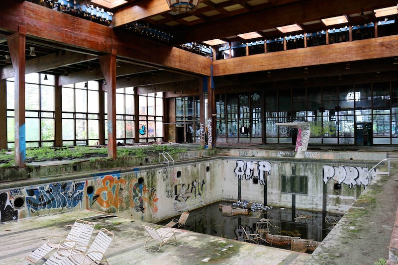 articles/2014/08/25/the-ghost-hotels-of-the-catskills/140825-presser-hotel-embed_sy50wr