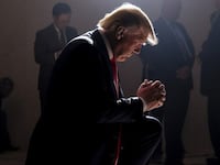 AI photo of Donald Trump kneeling and praying