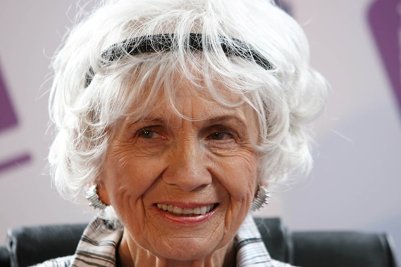 articles/2013/10/12/alice-munro-cinderella-story/131010-alice-munro-so-tease_gsvltn