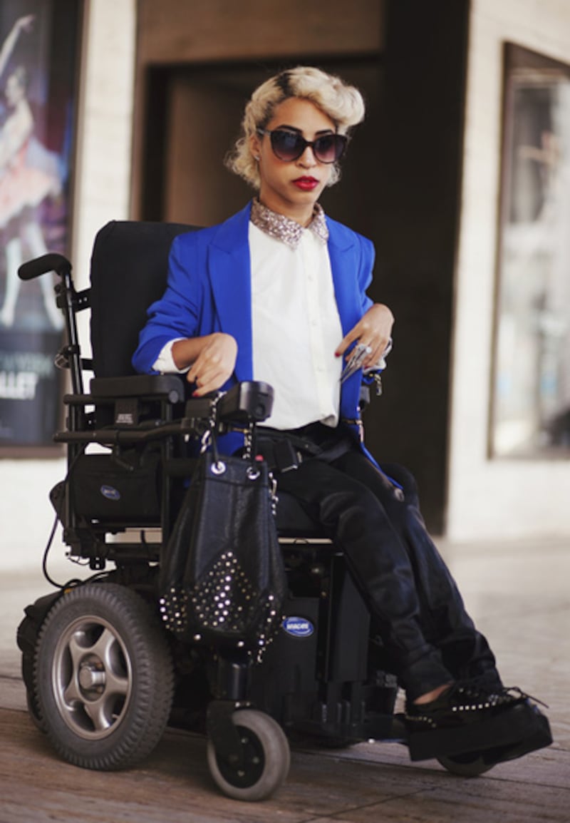 articles/2013/02/07/wheelchair-bound-blogger-warms-fashion-week-hearts/130206-jillian-mercado-fashion-week-embed_ouymbf