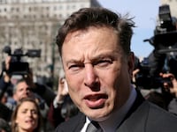 2022-04-14T223644Z_525809464_RC2ANT9JL2N1_RTRMADP_3_TWITTER-M-A-MUSK-BUFFETT_dbz7z8