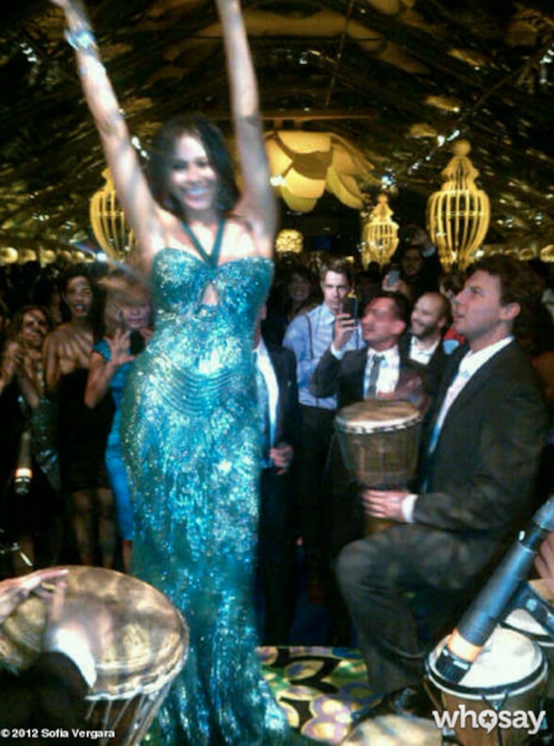 articles/2012/09/24/sofia-vergara-s-wardrobe-malfunction-at-the-emmys-didn-t-slow-her-down/sofia-vergara-emmys-6_qc95cq