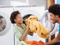articles/2014/06/02/dads-if-you-want-your-daughters-to-be-ceos-do-the-laundry/140601-hinds-dads-tease_sbazqd