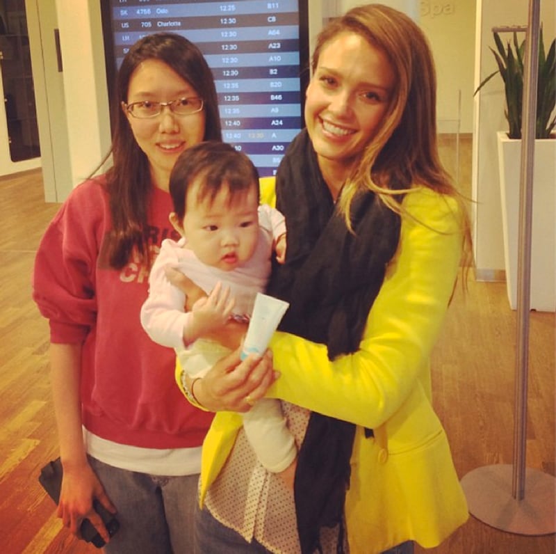 galleries/2013/05/26/harry-styles-jessica-alba-more-celebrity-twitter-pictures-photos/130520-twitpics-alba_jtltc7