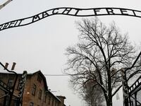 180507-poland-holocaust-law-auschwitz-cheat_xkmmqv