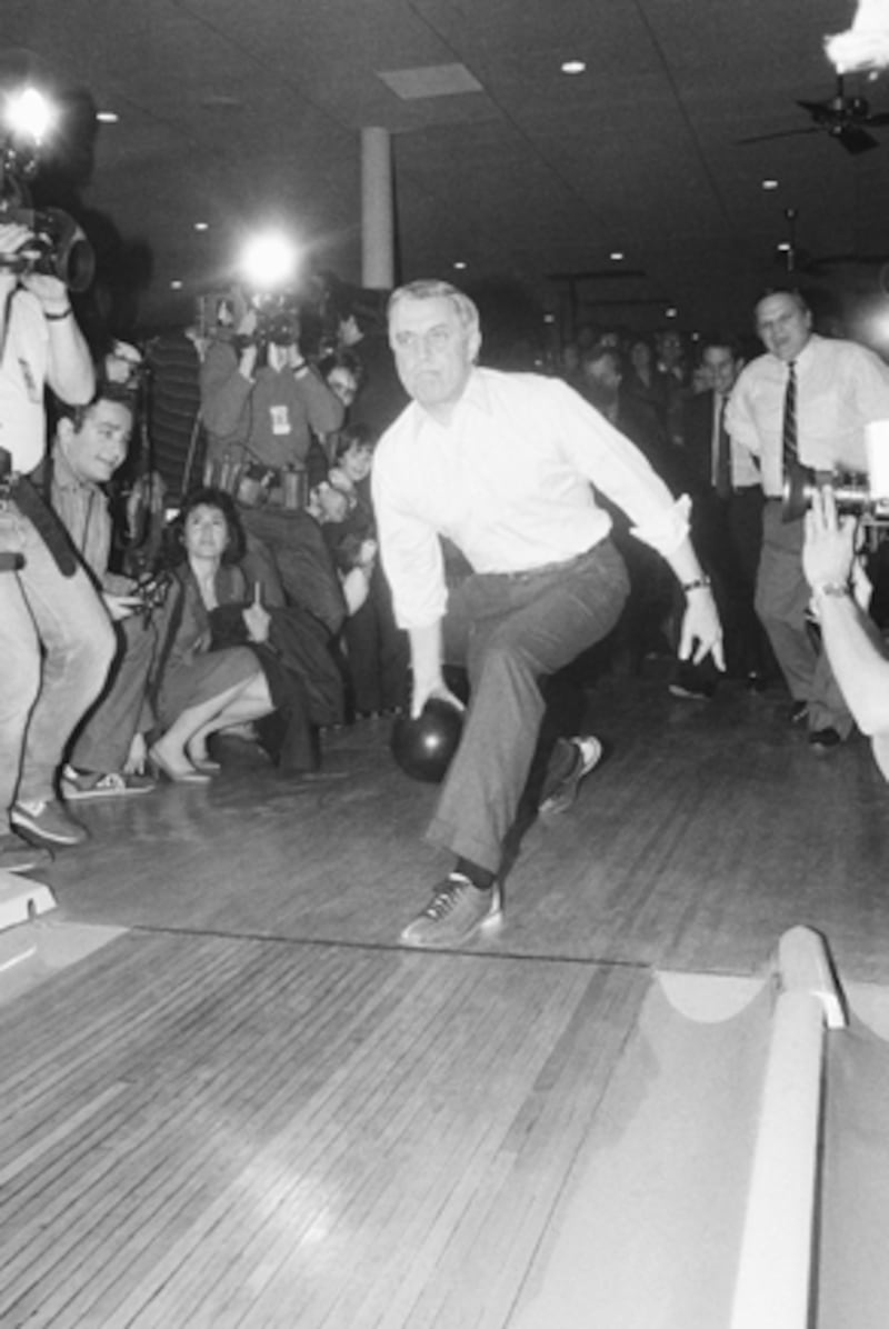 galleries/2010/02/16/politicians-bowling/politicians-bowling---mondale_tkon9e