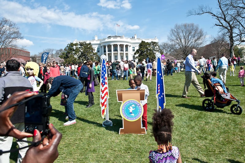 galleries/2013/04/01/obama-s-on-a-roll-photos-from-the-white-house-easter-egg-hunt/130401-white-house-easter-08_hlz1gi