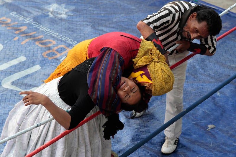 articles/2015/11/27/meet-bolivia-s-fighting-cholitas/151125-spangler-fight4-embed_ht5qgi