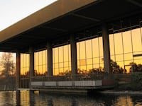 Library_exterior_at_twilight_qgguth