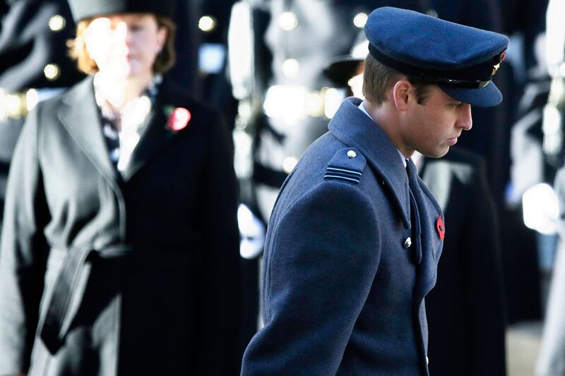 articles/2013/11/11/kate-caught-smiling-and-twirling-her-hair-at-sombre-veteran-s-ceremony/william_bijswo