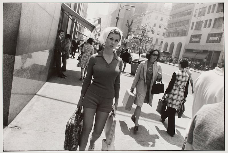 galleries/2013/08/10/garry-winogrands-women-are-beautiful-photos/winogrand-women-10_gkkefh