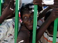 galleries/2010/01/19/chaos-in-haiti/haiti-chaos-1_y4bepl