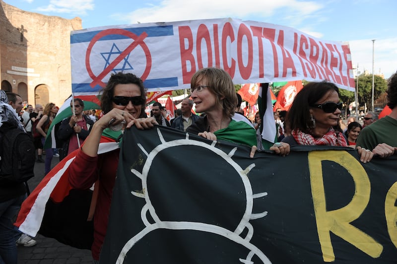 articles/2013/10/17/who-s-afraid-of-the-right-of-return-a-response-to-kathleen-peratis-on-bds/OZ_boycott_israel_rome_demo_oemxxa