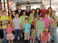 articles/2011/12/16/the-duggars-s-photo-of-their-stillborn-baby-ignites-debate/duggar-family-fernandez_lgkkqt