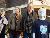 Photo of Jane Curtin, Harriet Harris, Ben Kingsley, and an alien in Jules