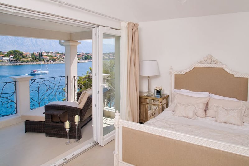 galleries/2013/08/18/rent-this-mediterranean-villa-photos/130816-villas-18_m1xjaa