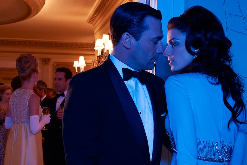 articles/2013/04/03/mad-men-season-6-review-triumphant-lyrical-and-way-existential/130402-lacob-mad-men-tease-embed1_pbgqsc