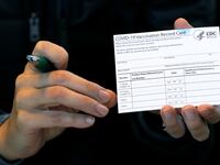 2021-01-10T210327Z_1289034955_RC295L9P4QIX_RTRMADP_3_HEALTH-CORONAVIRUS-VACCINES-NEW-YORK_fxlklg