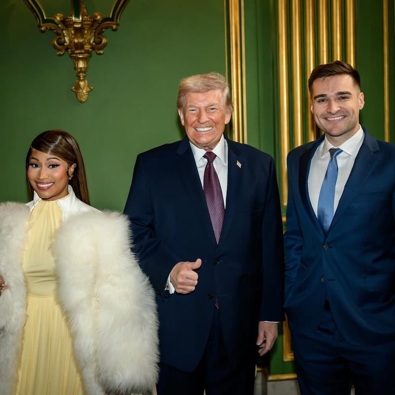 Alex Bruesewitz (R) poses with Donald Trump (C) and singer Nicki Minaj (L).
