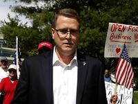 2020-05-02T000000Z_174433826_RC20GG9QTJQQ_RTRMADP_3_HEALTH-CORONAVIRUS-USA-PROTESTS_kxwbia