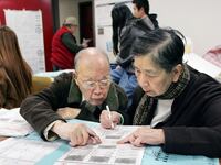 articles/2015/01/08/asian-americans-are-the-new-florida/150107-mak-asian-voting-tease_zmx1qc