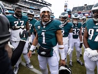 Jalen Hurts huddles with the Eagles