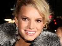 210326-bradley-jessica-simpson-tease_cmjfbq