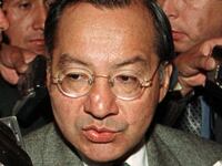 Manuel Rocha talks to reporters in 2001.