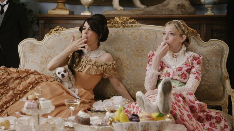 articles/2016/07/08/downton-abbey-meets-the-kardashians-on-another-period/160707-fallon-another-period-embed-1_lyrcgj