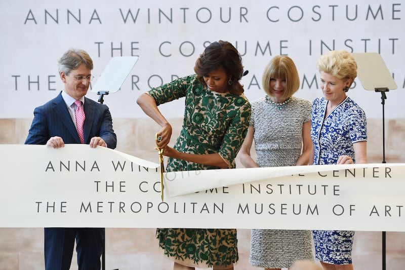 articles/2014/05/05/anna-wintour-sheds-a-tear-and-is-embraced-by-michelle-obama-at-the-costume-institutes-dedication/140505-obama-wintour-tease_cnng9r