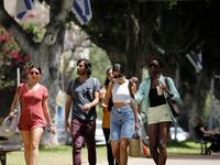 Maskless Israelis