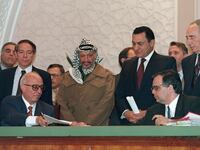 articles/2013/12/02/diplomats-from-around-the-world-join-forces-to-train-young-israeli-palestinian-leaders/OZ_Savir_Abu_Ala_Abu_Amar_ufscnz