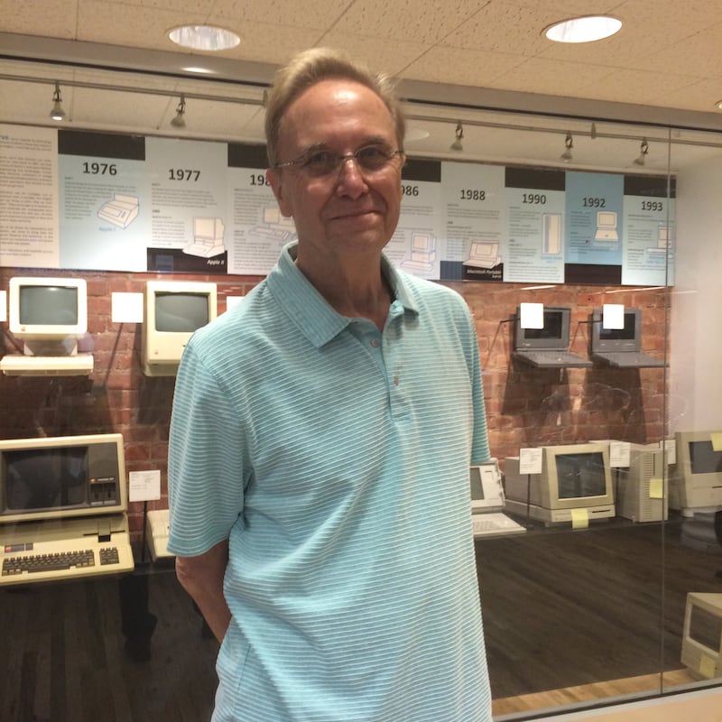 articles/2016/08/23/the-death-of-the-original-apple-store-new-york-s-farewell-to-tekserve/160822-teeman-tekserve-closing-embed-3_fphgez
