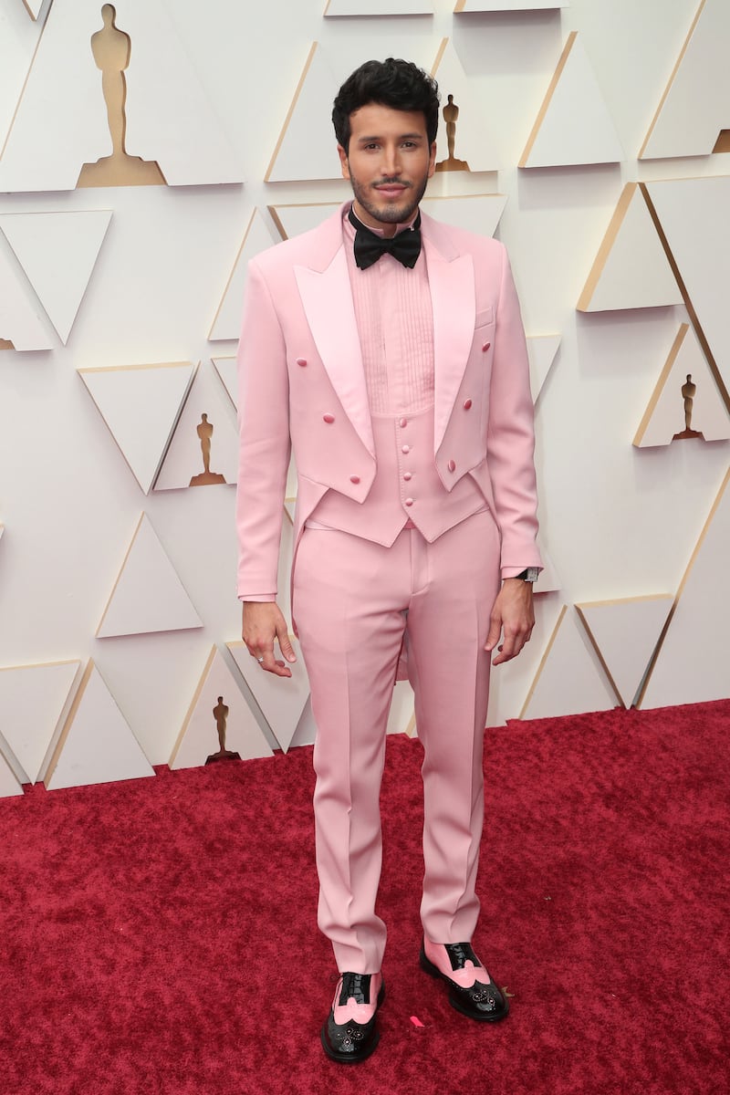 220327-oscars-red-carpet-Sebastián-Yatra-_ngsofu