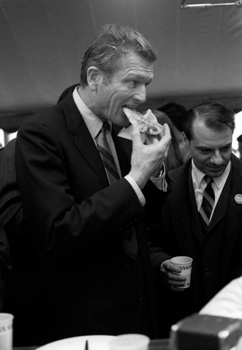 galleries/2011/09/20/herman-cain-sarah-palin-and-more-politicians-eating-pizza-photos/pols-pizza-lindsay_xamk8w